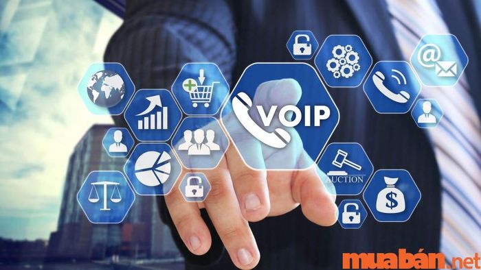 ICT giúp cải thiện dịch vụ chăm sóc khách hàng, từ việc tự động hóa quá trình chăm sóc đến việc thu thập phản hồi nhanh chóng, nâng cao chất lượng phục vụ.