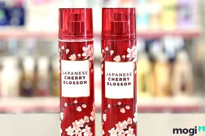 Body Mist Nhật Bản Hoa Anh Đào (Japanese Cherry Blossom) mang đến cho bạn một làn da thơm ngát, dịu dàng, thích hợp cho những ai yêu thích sự nhẹ nhàng và dễ chịu.