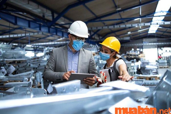 Sản xuất là quá trình tạo ra các sản phẩm từ nguyên liệu thông qua các bước chế biến và gia công.