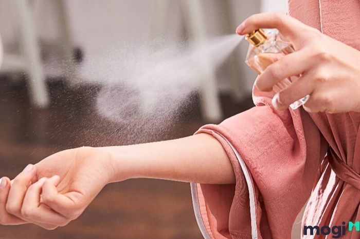 Xịt Body Mist lên quần áo để giữ mùi lâu hơn.