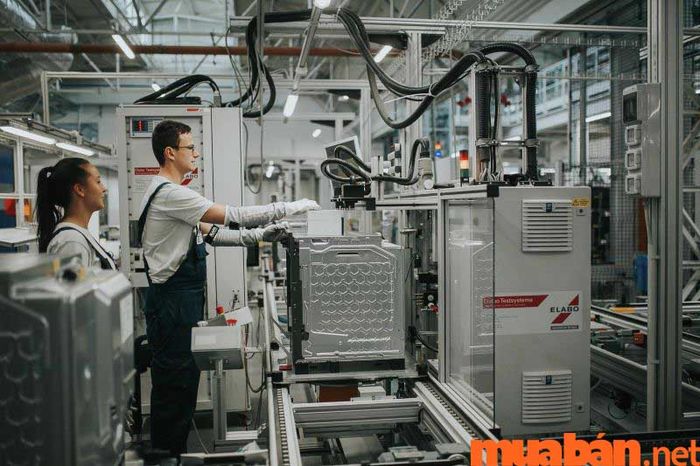 Sản xuất là quá trình tạo ra các sản phẩm từ nguyên liệu, trong khi năng suất là chỉ số đo lường hiệu quả của quá trình sản xuất đó.
