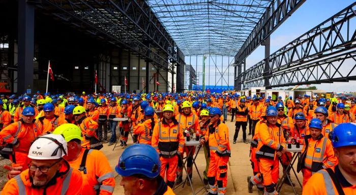 The first production hall in Denmark, where the tunnel sections will be manufactured, celebrated the completion of its roof on June 8, 2022.