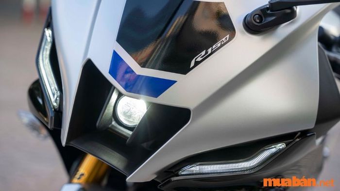 Thiết kế đèn pha chính của Yamaha R15