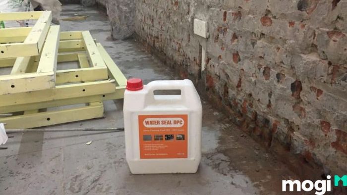 Dùng Water Seal DPC Để Xử Lý Tường Bị Ẩm Mốc Và Chống Thấm Hiệu Quả.