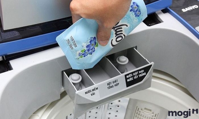 Sử dụng nước xả vải để giúp quần áo luôn sạch sẽ và không bị nấm mốc.