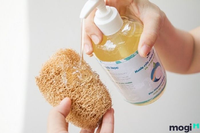 Nước rửa chén sinh học là loại an toàn và lành tính khi sử dụng.