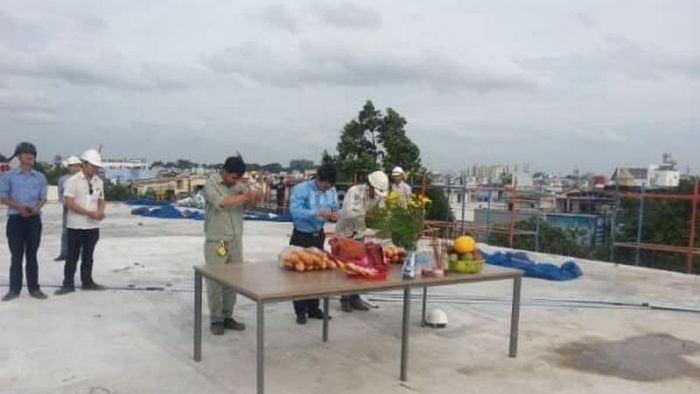 Nên chọn vị trí nào để đặt lễ cúng đổ mái tầng 1 sao cho hợp lý?