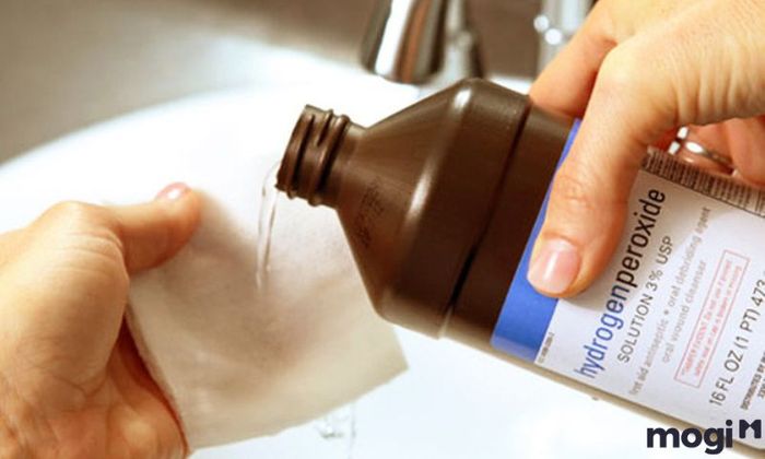 Loại bỏ mốc quần áo màu với oxy già