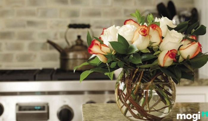 Trước khi đặt hoa vào chậu, bạn nên ngâm cành hoa trong nước ấm để giúp hoa dễ dàng hấp thụ nước