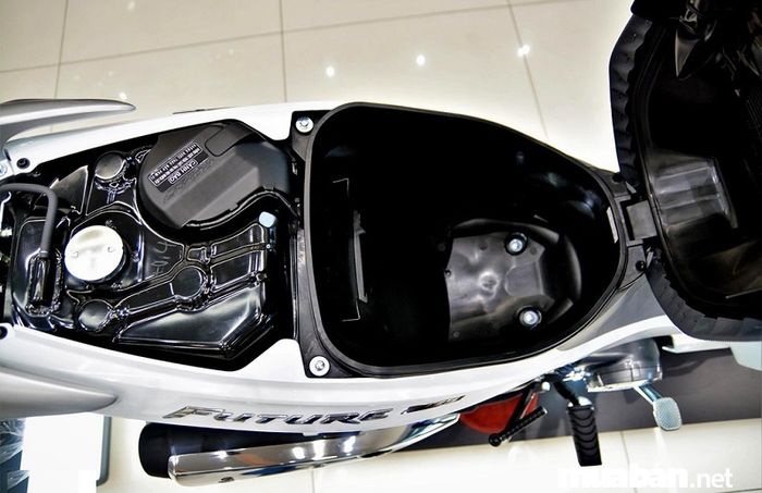 Cốp xe của Honda Future 125 2018 có đủ không gian để chứa một mũ bảo hiểm fullface, áo mưa và một số vật dụng khác.