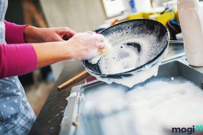 Công thức làm nước rửa chén từ chanh tươi, muối và giấm giúp tiệt trùng và làm sạch chén bát hiệu quả.