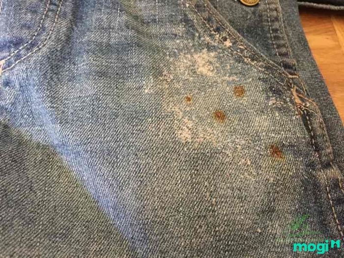 Cách Tẩy Vết Rỉ Sét Trên Quần Áo Màu Bằng Chanh Và Muối