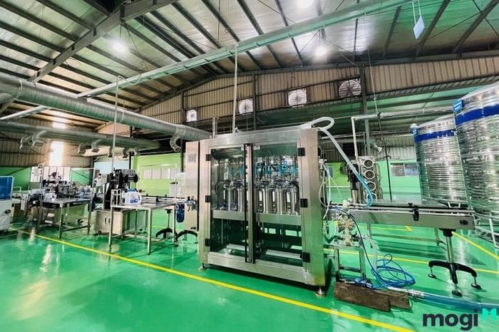 Máy chiết rót sử dụng trong sản xuất nước rửa chén công nghiệp.