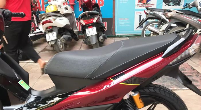 Yên xe Yamaha Jupiter FI 2023 có thiết kế bo tròn độc đáo, mang đến sự thoải mái và hỗ trợ tốt hơn cho người sử dụng.