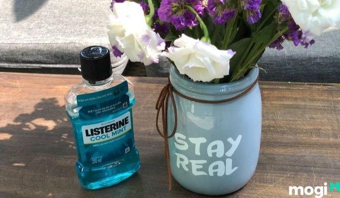 Nước súc miệng có tác dụng tuyệt vời trong việc diệt khuẩn, giúp hoa tươi lâu hơn.