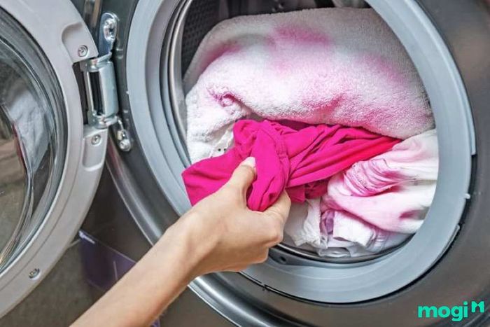 Cách tẩy vết rỉ sét trên quần áo màu bằng hóa chất
