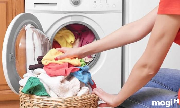 Giặt quần áo thường xuyên giúp ngăn chặn sự hình thành nấm mốc và giữ cho chúng luôn sạch sẽ.