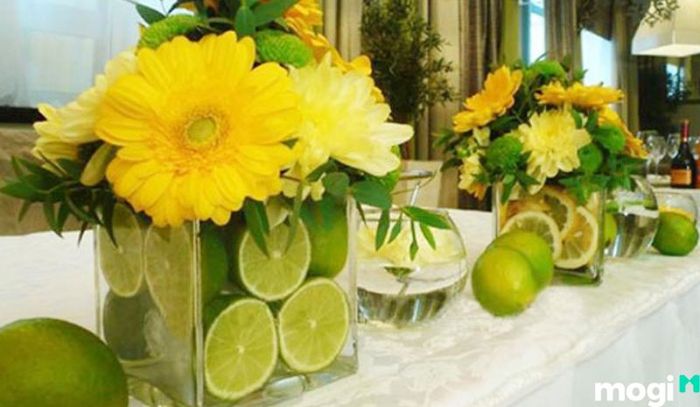 Nước cốt chanh giúp làm giảm sự phát triển của vi khuẩn, từ đó kéo dài thời gian hoa tươi lâu hơn.