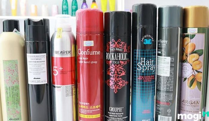 Sử dụng xịt tóc giúp các cánh hoa trở nên cứng cáp và lưu lại hương thơm dễ chịu.