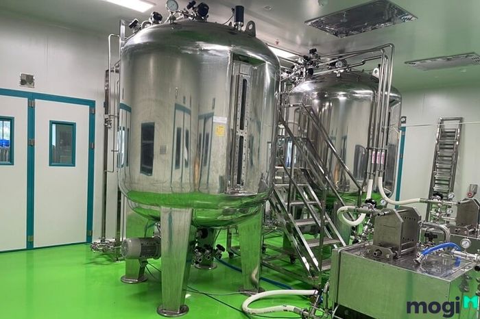 Tank khuấy trộn trong quy trình sản xuất nước rửa chén công nghiệp.