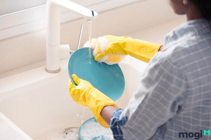 Nước rửa chén hóa học chủ yếu chứa các hóa chất có tính kiềm rất mạnh.