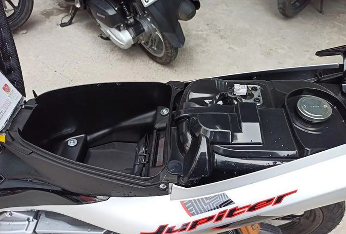 Yên xe Yamaha Jupiter 2023 có dung tích hạn chế nhưng đủ để chứa những vật dụng nhỏ gọn như mũ bảo hiểm và các đồ dùng cá nhân.