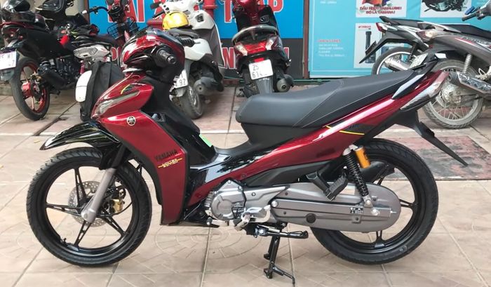 Việc kết hợp hai gam màu trung tính với thiết kế tem xe tối giản, tinh tế tạo điểm nhấn mạnh mẽ cho phong cách nam tính, hoàn hảo trong mọi phối màu.