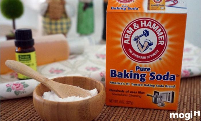 Loại bỏ mốc quần áo màu bằng baking soda