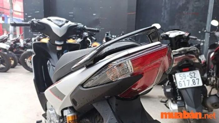 Thiết kế đuôi xe Yamaha Jupiter FI 2023 mang đến vẻ ngoài thể thao, khỏe khoắn với đèn phanh cao cấp tạo điểm nhấn ánh sáng mạnh mẽ.