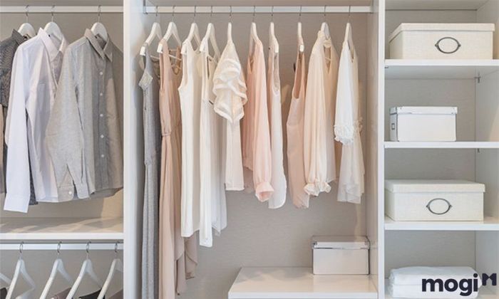 Treo quần áo với khoảng cách hợp lý để chúng có không gian thoáng đãng, tránh việc bị chồng chất lên nhau.