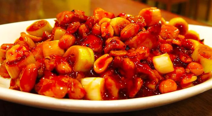 Although Pracha Rat Bamphen Road doesn’t have the charm of Yaowarat, it’s a fantastic spot to savor authentic Sichuan and Yunnan cuisine.