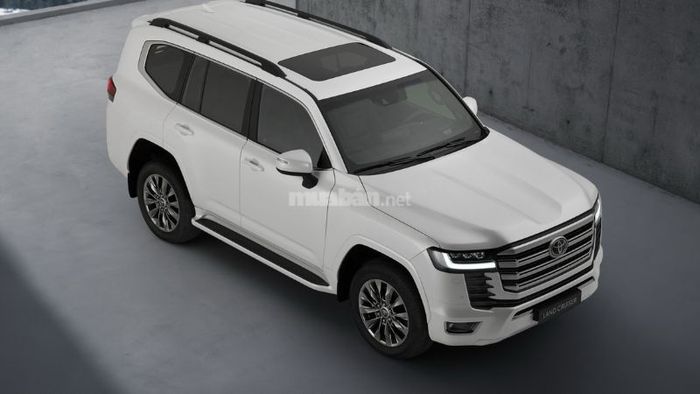 Nội thất của Toyota Land Cruiser được trang bị những tiện nghi hiện đại như ghế da cao cấp có tính năng sưởi và làm mát, màn hình trung tâm 12,3 inch và hệ thống âm thanh JBL 14 loa, mang đến trải nghiệm sang trọng và thoải mái cho hành khách.