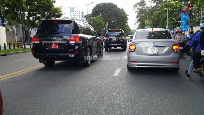 Biển số màu đỏ với chữ và số màu trắng