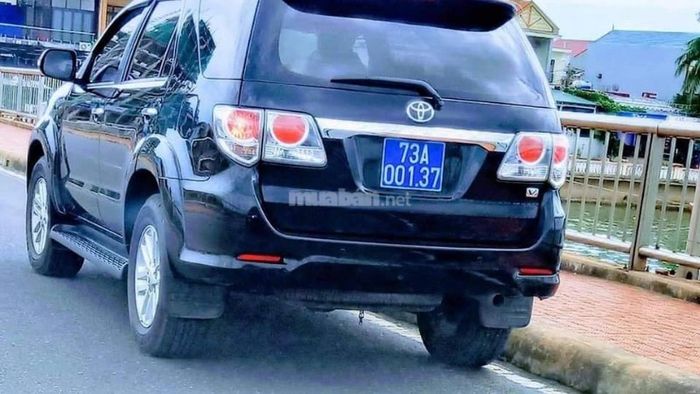 Biển số màu xanh với chữ và số màu trắng
