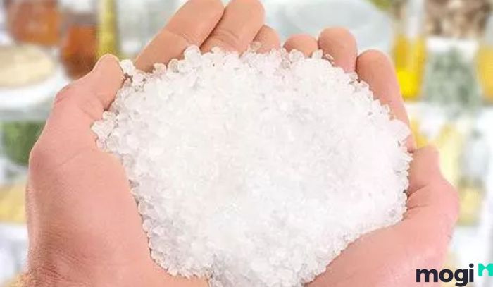 Chọn Vai Trái Khi Ném Muối Để Đón Nhận May Mắn