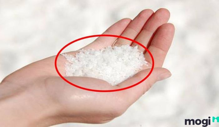 Ném muối qua vai trái là một trong những phương pháp phổ biến để xả xui và hóa giải vận đen trong phong thủy.
