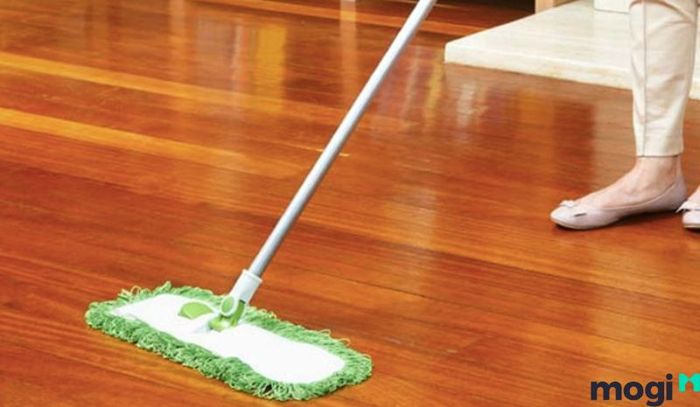 Lau nhà bằng nước muối không chỉ giúp thanh tẩy không gian sống mà còn thu hút tài lộc và may mắn cho gia đình.