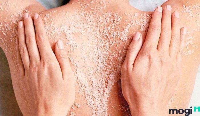 Tắm muối là một phương pháp hiệu quả để giảm thiểu vận xui và bảo vệ chủ mệnh khỏi những điều không may.