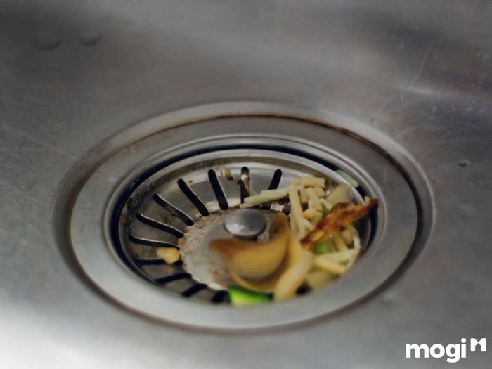Bồn rửa bị tắc nghẽn do thức ăn thừa