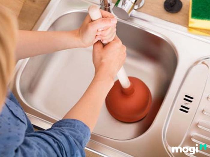 Dùng Pittong để thông tắc chậu rửa bát