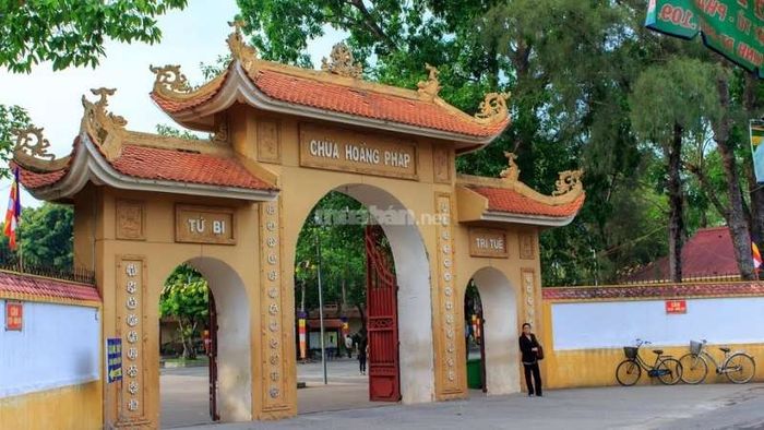 Cổng Tam Quan – Biểu tượng của chùa Hoằng Pháp
