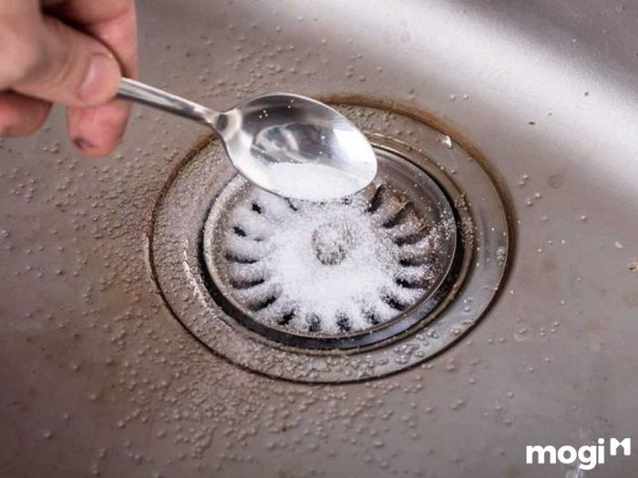 Sử dụng bột thông cống để xử lý tắc nghẽn ở chậu rửa bát