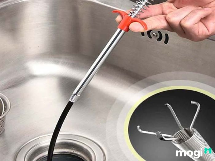 Dùng dây lò xo và móc sắt để thông tắc