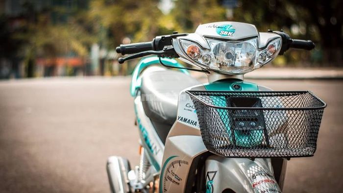 Sirius 50cc độ với dàn áo phối màu bạc và xanh mòng két nổi bật