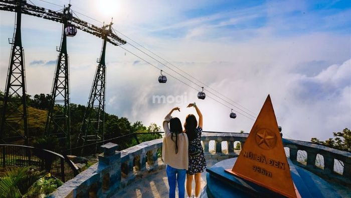 Di chuyển từ chân núi lên đỉnh núi Bà Đen bằng cáp treo, trekking hoặc leo cầu thang.