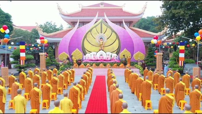 Những hoạt động đặc sắc diễn ra hàng năm tại chùa Hoằng Pháp thu hút sự tham gia của đông đảo Phật tử và du khách, tạo cơ hội để mọi người cùng tu học và chia sẻ những giá trị tinh thần sâu sắc.