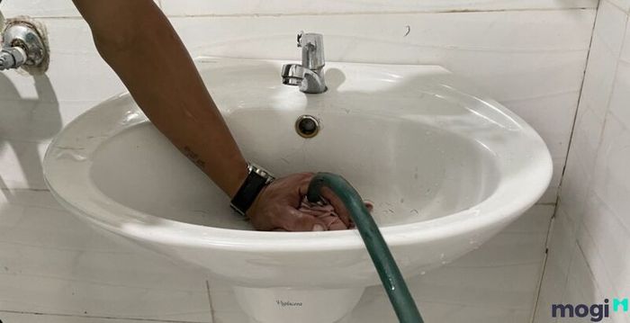 thông tắc chậu rửa mặt
