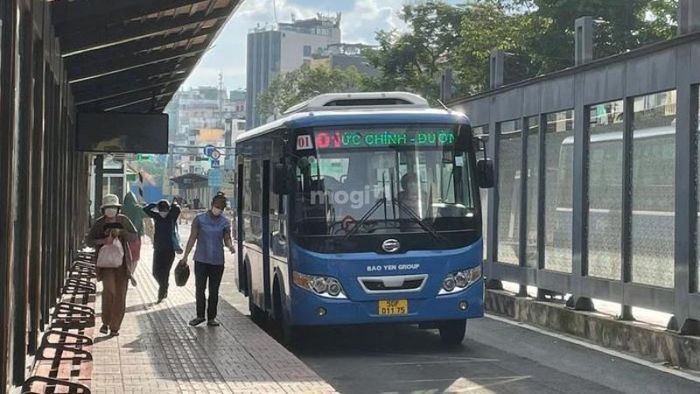 Nhiều du khách chọn xe buýt để đến Dinh Độc Lập vì tính tiện lợi, tiết kiệm chi phí và không lo ngại thời tiết – Nguồn: Internet
