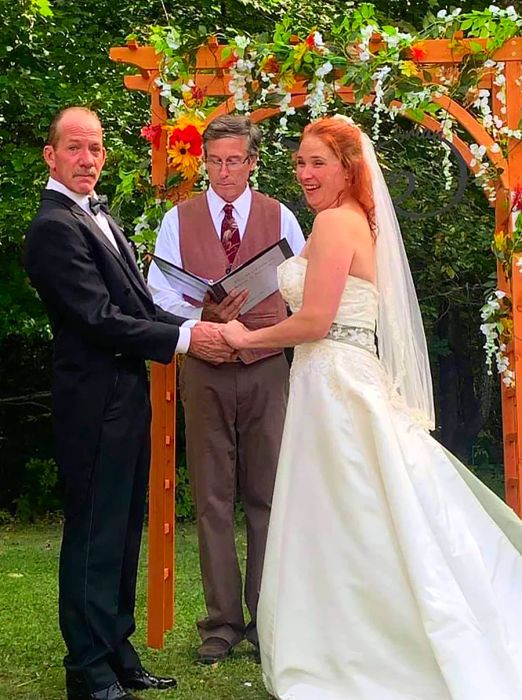 Karen Mahoney and Brian Ray chose to marry at the US-Canadian border so that Karen's family could be present for the ceremony.