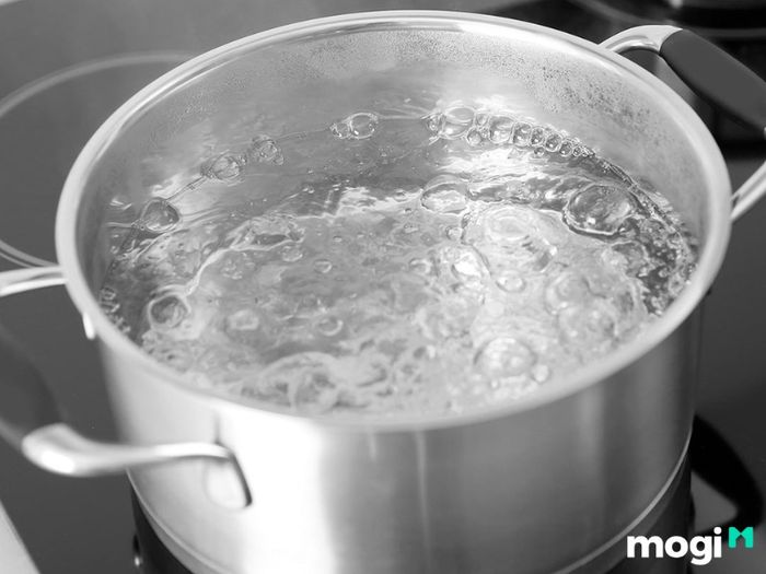 Sử dụng nước sôi để thông tắc chậu rửa bát